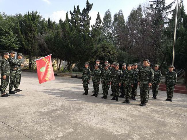 正規(guī)軍事化管理學(xué)校，塑造紀(jì)律與品質(zhì)的雙重力量，正規(guī)軍事化管理學(xué)校，鍛造紀(jì)律與品質(zhì)的雙重力量