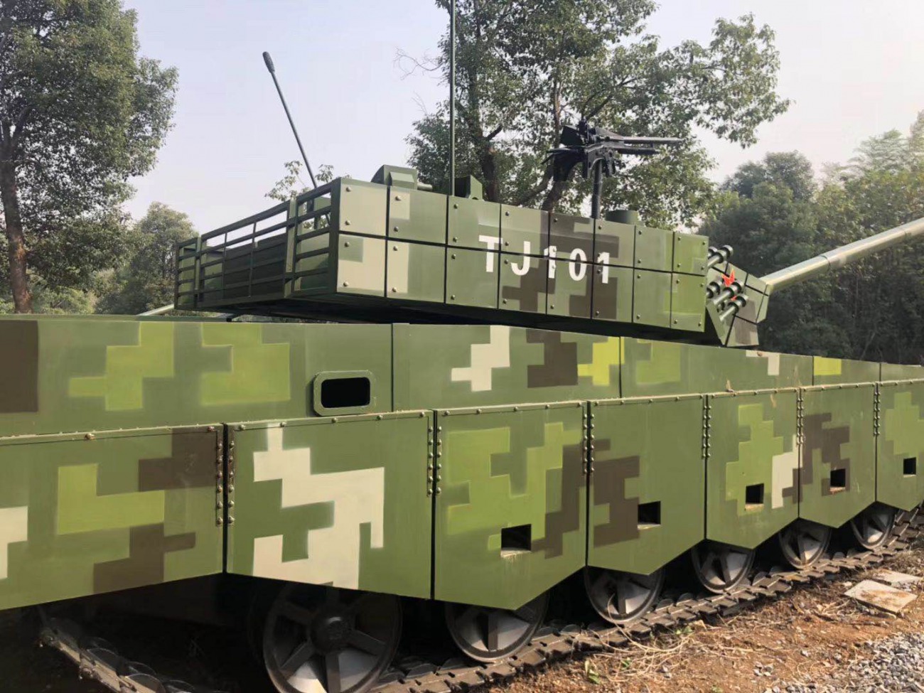 廢舊物品做軍事模型，創(chuàng)意無限，舊物新生，廢舊物品制作軍事模型，創(chuàng)意無限，舊物重塑新生