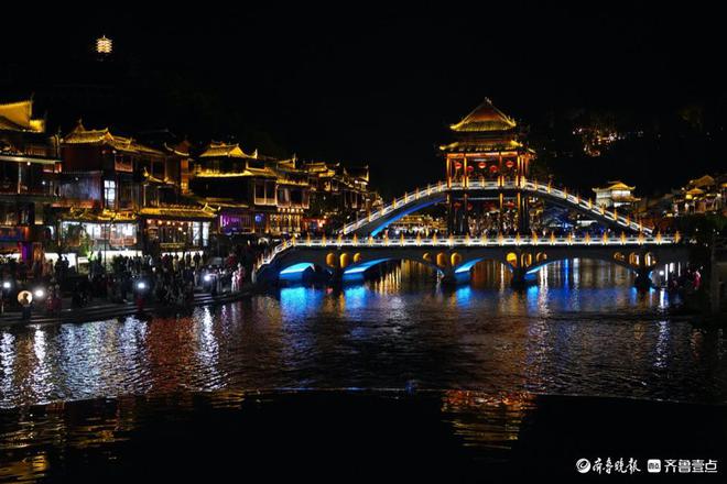 鳳凰古城夜景，夢(mèng)幻般的夜色之美，鳳凰古城夢(mèng)幻夜景，夜色之美的極致體驗(yàn)